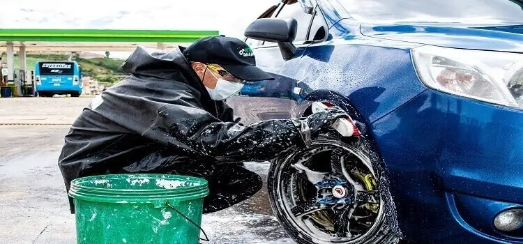 can you use a pressure washer on a car