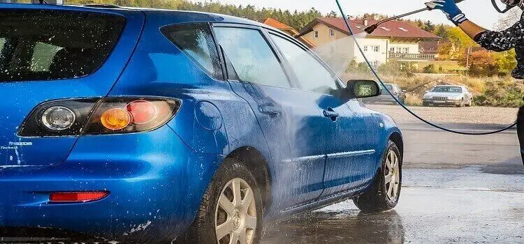 Washing a car by using an electric pressure washer